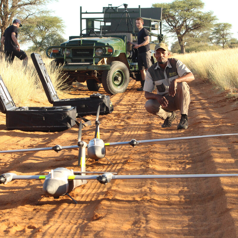 Team beim Drohneneinsatz Drohnen beim Naturschutz Kuzikus Namibia