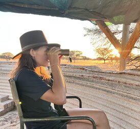Beobachten beim Ansitzen Wasserloch Kuzikus Wildllife Reserve Kalahari Namibia