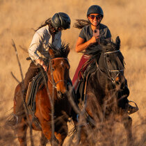 Spass beim Ausritt in die Kalahari