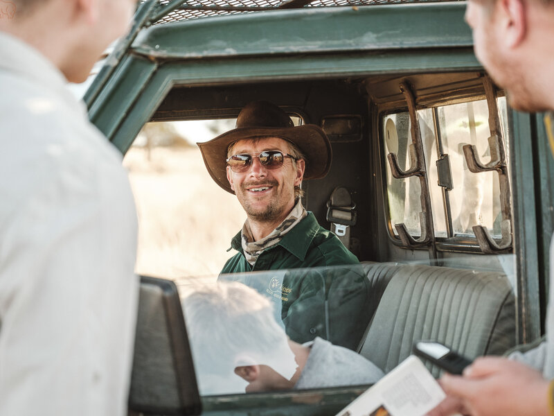 Berend im Landcruiser gibt Auskunft 