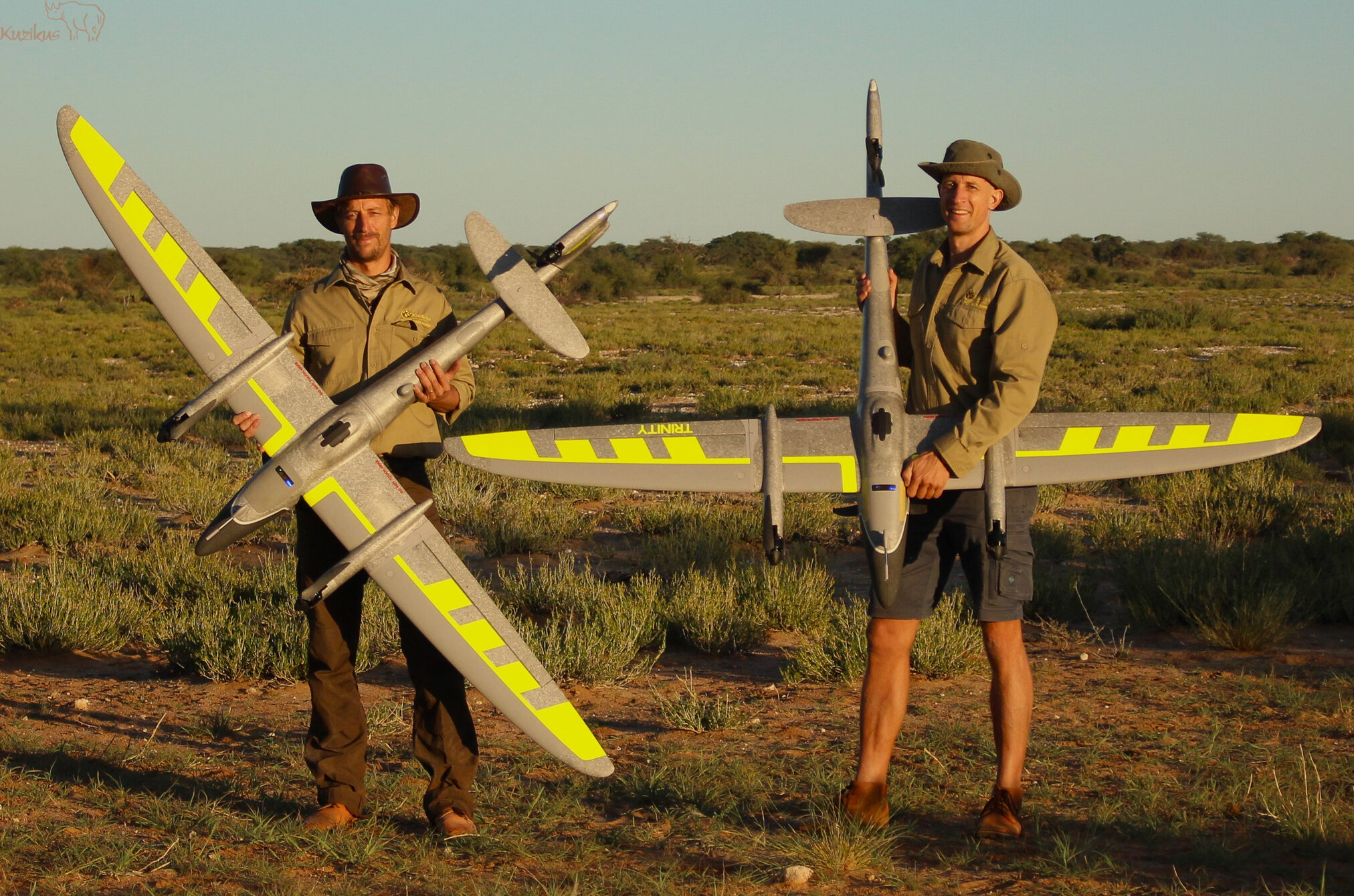 Berend und Fritz halten je eine VTOL Kartierungsdrohne 