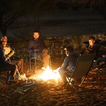 Atmosph&auml;re mit Lagerfeuer G&auml;stefarm Kuzikus Wildlife Reserve Kalahari Namibia