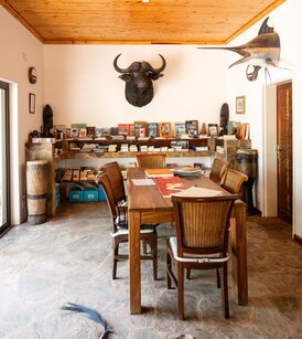 Bibliothek G&auml;stefarm Kuzikus Kalahari Namibia