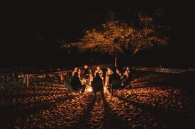 Atmosph&auml;re am Lagerfeuer Kuzikus G&auml;stefarm Kalahari Namibia