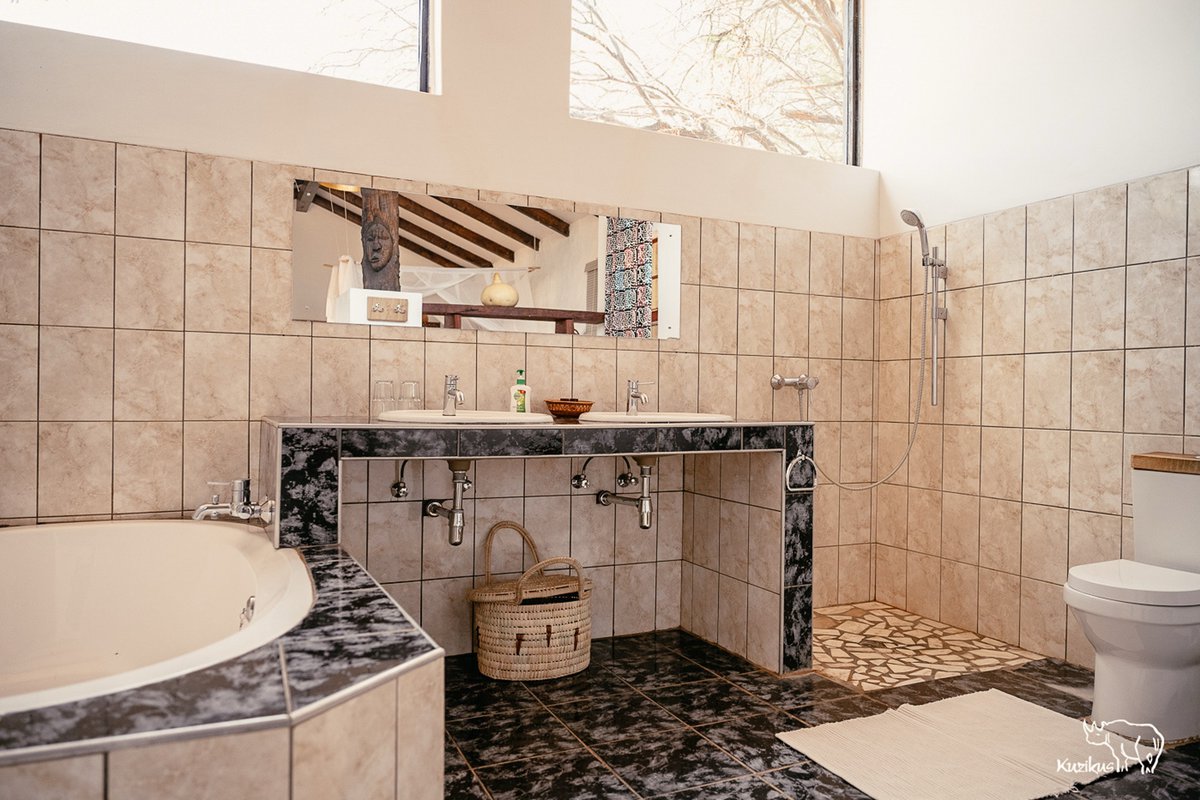 En-suite Badezimmer Kuzikus G&auml;stefarm Kalhari Namibia